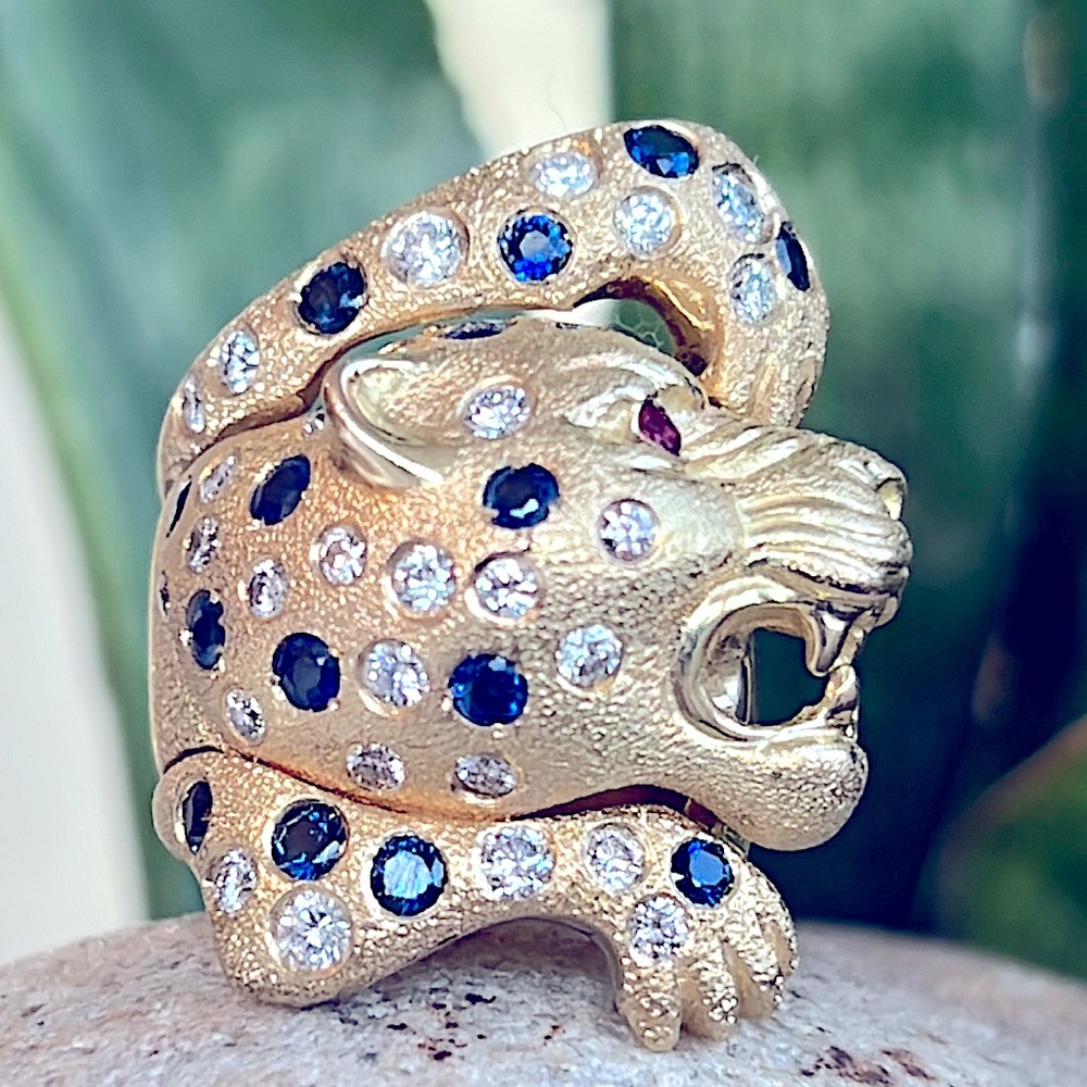 18k Gold Panther Ring with F VS diamonds sapphire and ruby